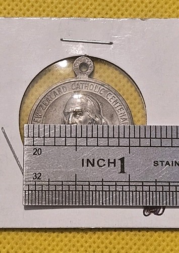 Commemorating Centenary Of The Catholic Church New Zealand ~ MEDAL ~B2079 - Picture 10 of 10