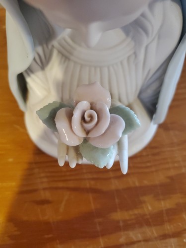 Vintage Porcelana Bisque Madonna Sosteniendo Rosa con Velo Azul Luz Nocturna 7" - Imagen 5 de 6