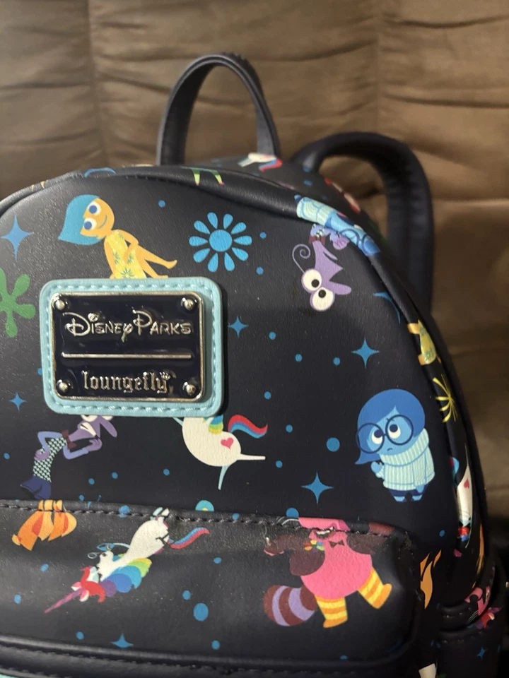 Mini mochila Loungefly Inside Out exclusiva de los parques de Disney azul marino Foto 4 de 4