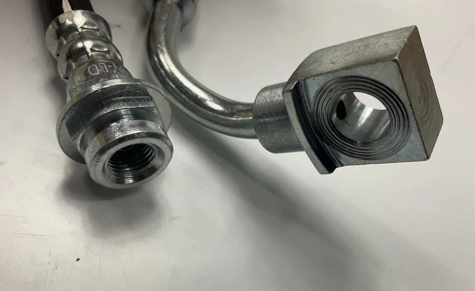 Задний правый тормозной шланг Carquest BHA620454 для Hummer H2 2003-2007 годов выпуска - Изображение 4 из 4