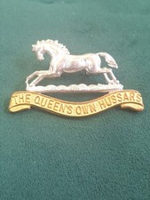 QUEENS OWN HUSSARS OFFICERS SP GILT CAP BADGE ON LUGS ORIGINAL