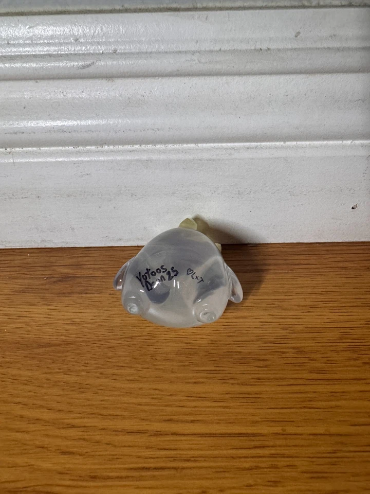 DESIGNERCON DCON 2025 LAS VEGAS Lostlings ASSINADO x Yutoos ASSINADO Cristal Stubby - Imagem 4 de 4