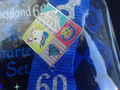 Mickey Mouse & Friends 4 x Pins & Lanyard Trading Starter Set Disney Parks New - Foto 6 di 14