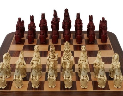 Berkeley Royal Beasts dekoratives Schachspiel (creme und rot, ohne Brett)