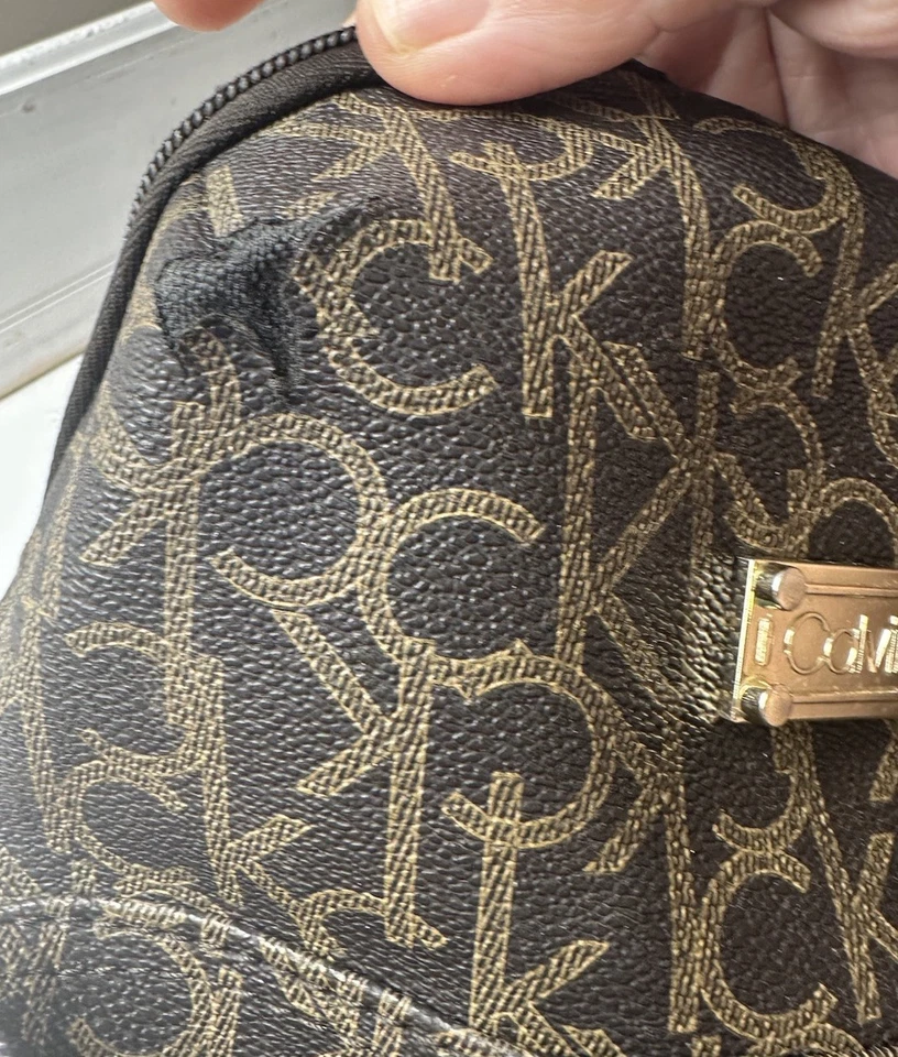 Conjunto Mochila y Bandolera Calvin Klein Marrón Logo Monograma PVC Borde Tostado Foto 3 de 4