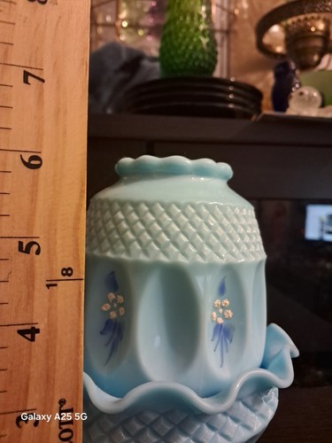 Lámpara de hadas Westmoreland vintage pintada a mano margarita azul vidrio de leche - Imagen 3 de 10