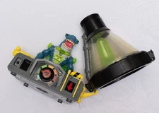 Beast Lab Creator Shark Experiment Action Figure and Tank Lights Sound Works
