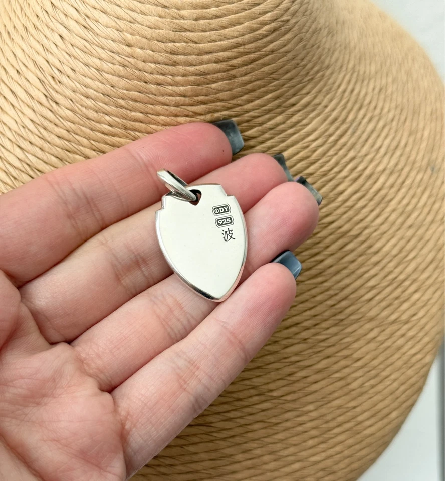 Colgante David Yurman Escudo Ondas Plata Esterlina con Diamantes Zafiro Azul Foto 2 de 2