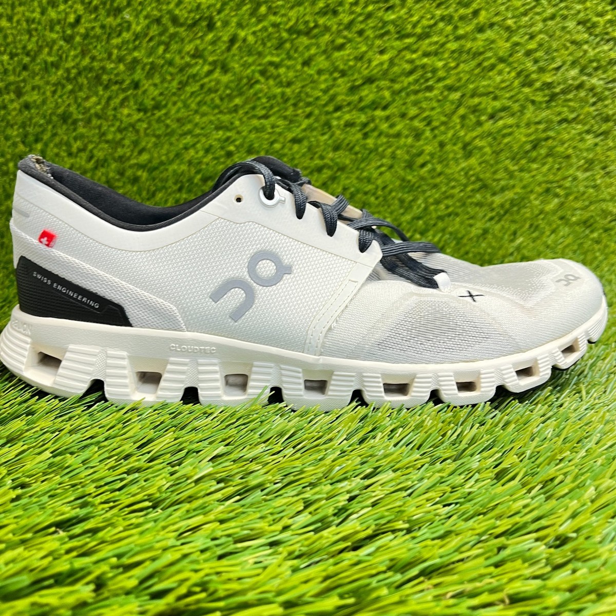 On Cloud X Womens Size White Black Athletic Running Walking