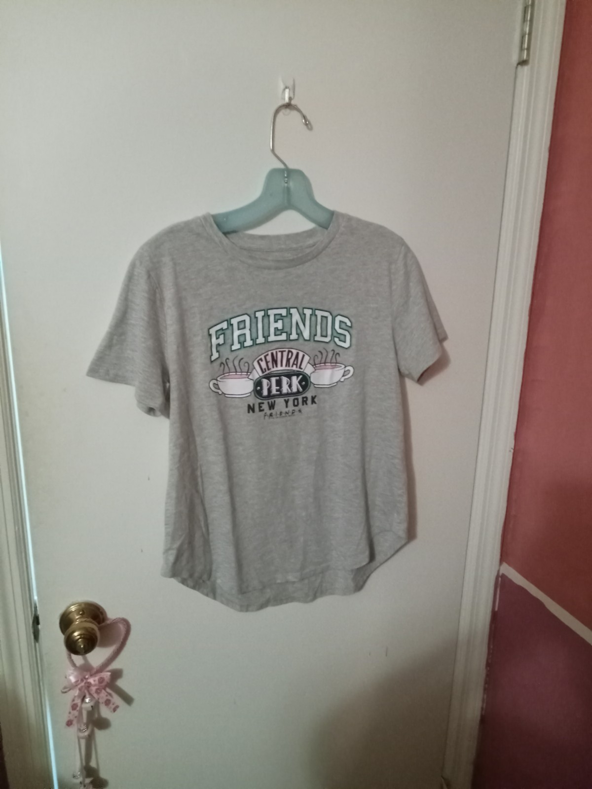 Women's Size L Friends Central Perk Graphic Print Tshirt