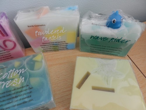 BOMB COSMETICS - 7 Bar Soaps With 2 Ceramic Soap Dishes - Pool Party, Cotton New - Picture 4 of 4