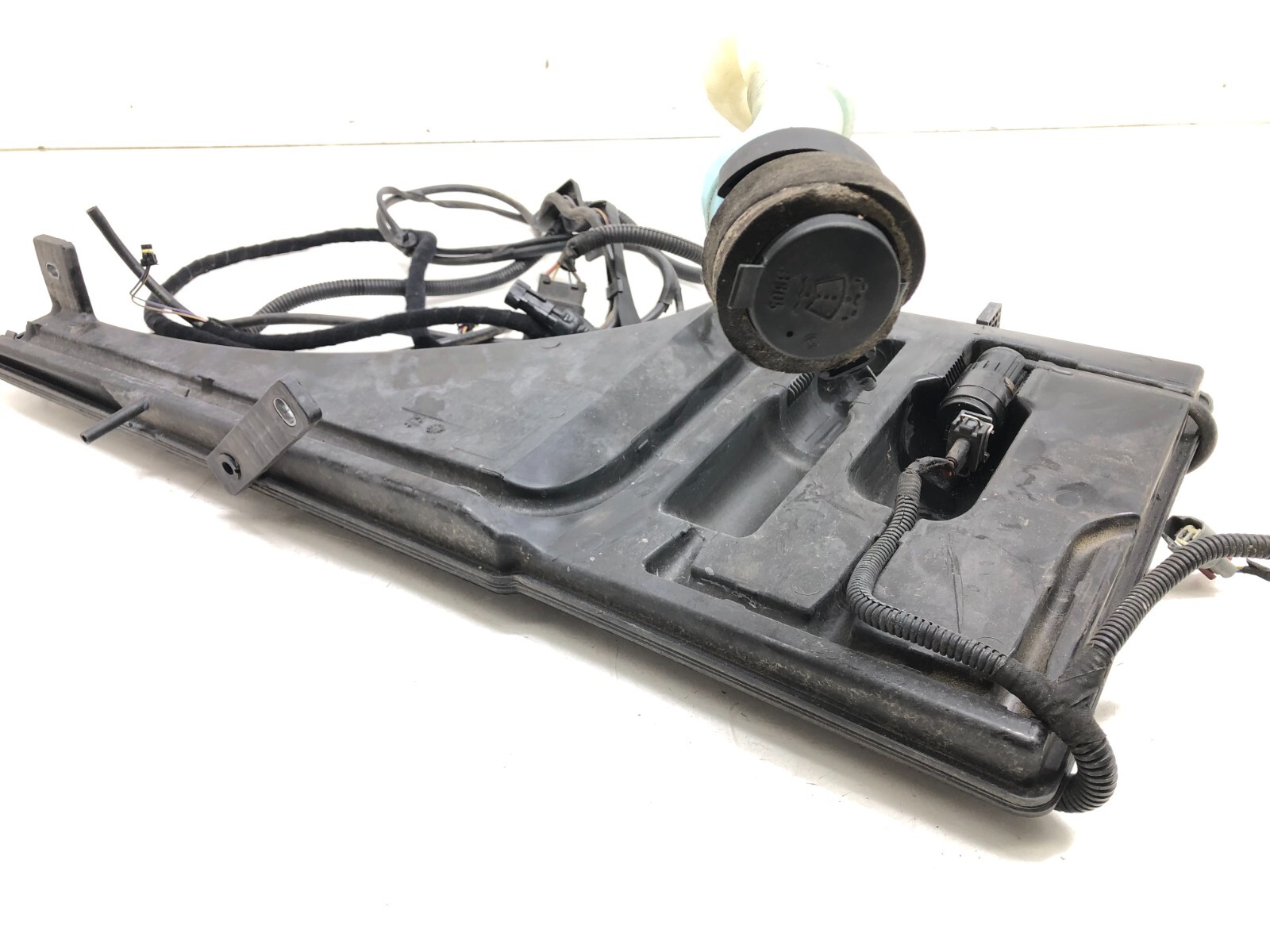 2014-2019 MASERATI GHIBLI SQ4 WINDSHIELD WIPER FLUID RESERVOIR TANK OEM.