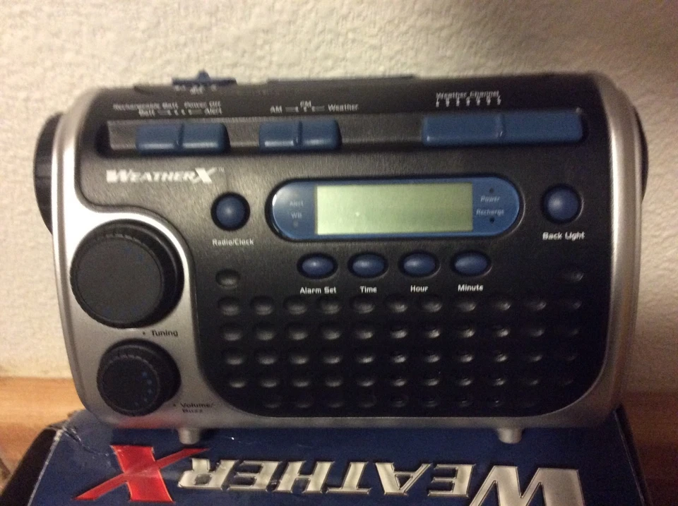 WEATHER X NOAA Automatic Weather Alert Flashlight W/ Hand Crank Charging System - Image 2 of 3