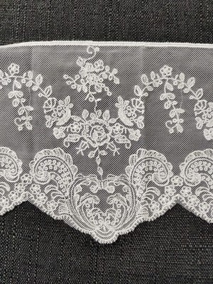 1 Yard breite elegante weiße Netzspitze mit aufwendiger Blumenstickerei
