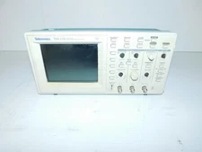 TEKTRONIX TDS 210 TWO CHANNEL DIGITAL REAL TIME OSCILLOSCOPE (HLP12)