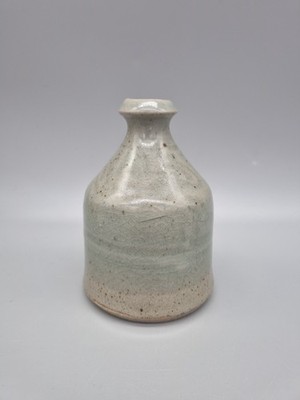 Eine kleine gedrungene Studio Keramik Flaschenvase mit Herstellermarke ''AW''.