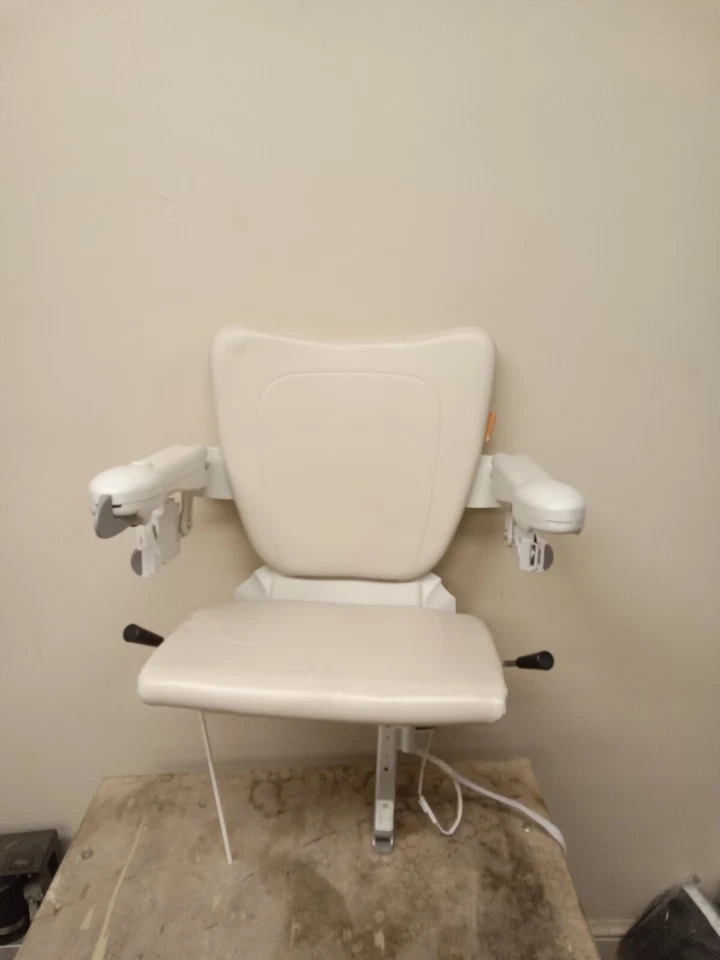 Conjunto de asiento salvaescaleras Handicare 1100 COMO ESTÁ, con reposabrazos e interruptor de palanca ML1 Foto 2 de 4