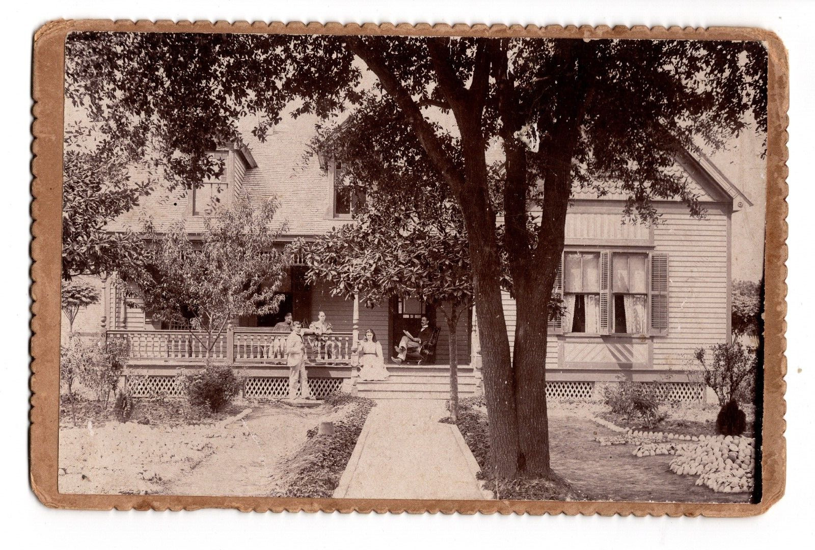 CIRCA 1890s CABINET CARD FAMILY OUTSIDE OF HOUSE TREES DETAILED NAMED ON BACK