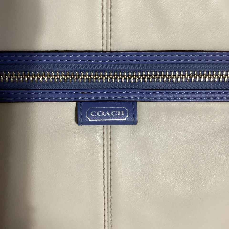 Funda Coach de cuero blanca para tablet documentos iPad con correa de lona y dijes en muy buen estado 16 Foto 3 de 4