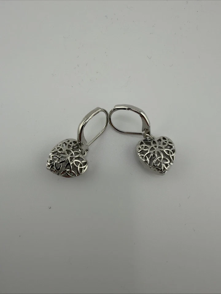 Pendientes de corazón de 0,5 pulgadas en tono plata con anudado celta Foto 3 de 4