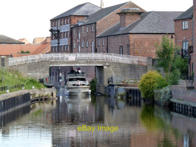 Foto 6x4 Kommt durch Mühlenbrücke Auch sichtbar sind die Hochwasserschutz c2012