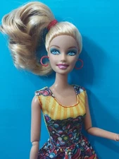 2010 Barbie Fashionistas Swappin Styles Fully Articulated Dressed Doll 