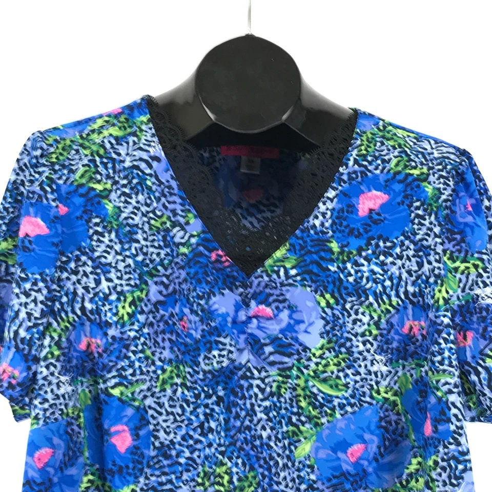 Betsey Johnson x Koi Camellia Jungle Floral 2-Pocket Scrub Top Women's Plus 2X - Image 2 of 4