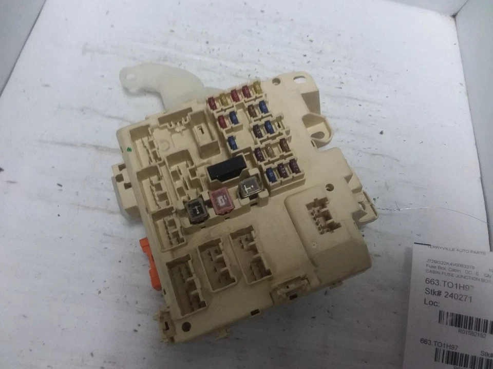 Caixa de junção fusível de cabine 1997 Toyota Camry 82641-33070 - Imagem 2 de 4