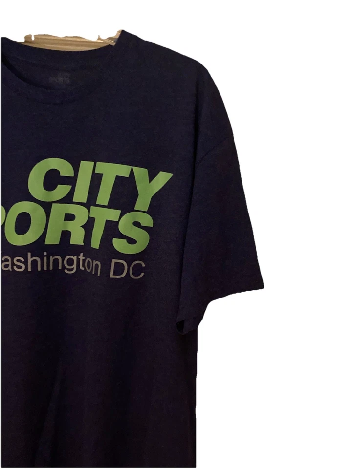 Camisa logotipo original City Sports Washington, DC • Azul marinho com detalhes verde neon • XXL - Imagem 3 de 4