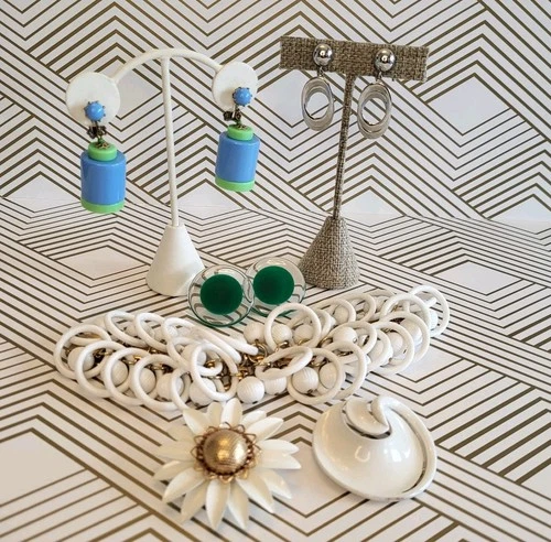 VTG 60s 6 Piece Mixed Jewelry Lot MOD Plastics Trifari Napier White Blue Lucite