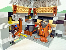 LEGO (4754) Harry Potter: Hagrid's Hut - 100% Complete w/Box, Manual, Figures