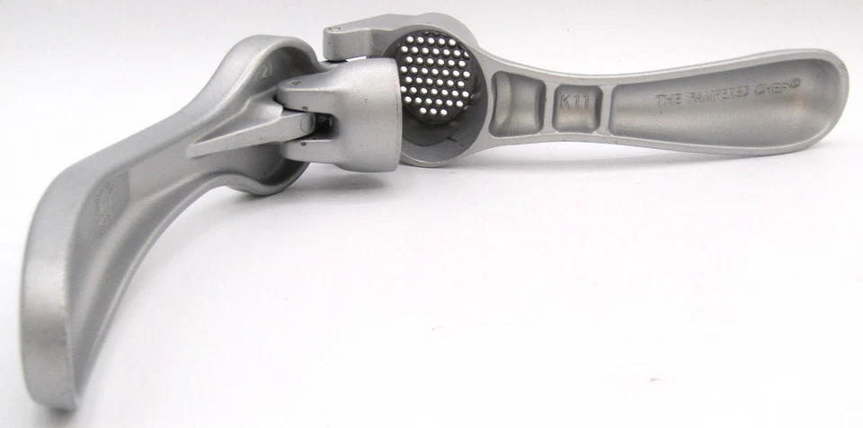 Prensa de ajo de aluminio Pampered Chef 6" #2575 usada. Foto 3 de 4