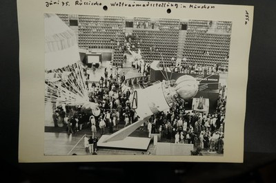 Foto Ansicht 1975 Messe Weltraumausstellung München Russland Raumfahrt Rakete