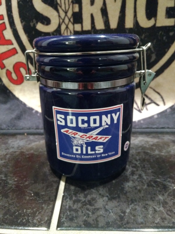 STANDARD OIL SOCONY AIRCRAFT OILS   PORCELAIN 1 QT. CONTAINER