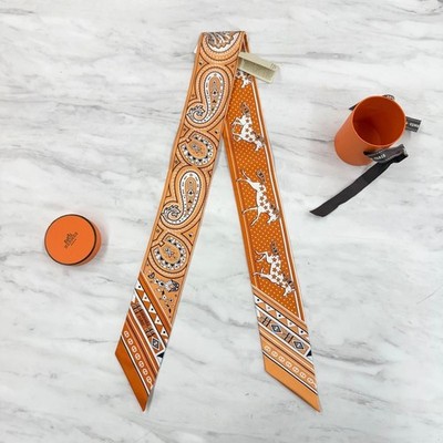 Unbenutztes HERMES Twilly 《Cheval de Coeur Bandana》 Orange Seide100% mit Box