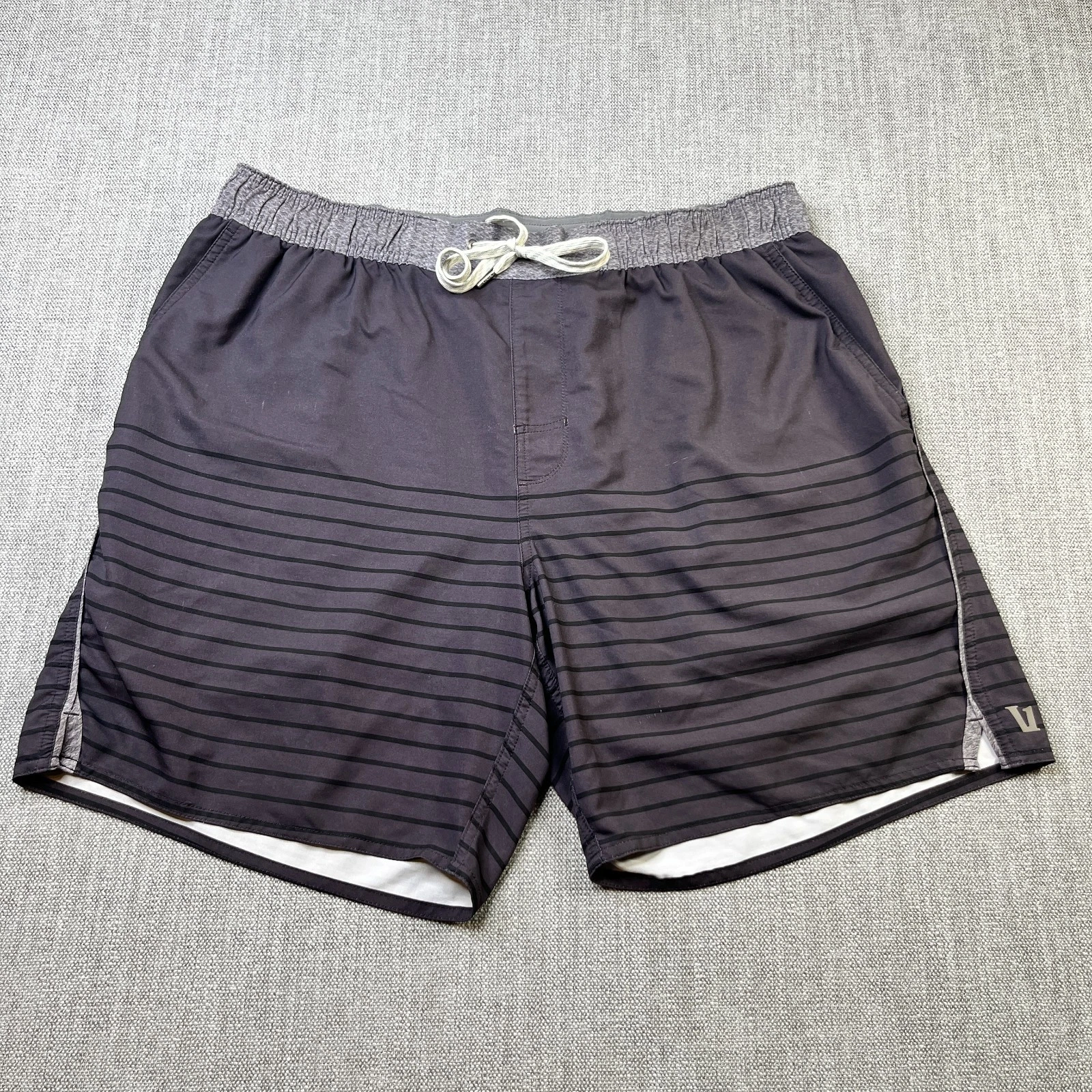 Vuori Trail Runner Shorts Mens XL Black Gray Striped Shorts Compression Lined