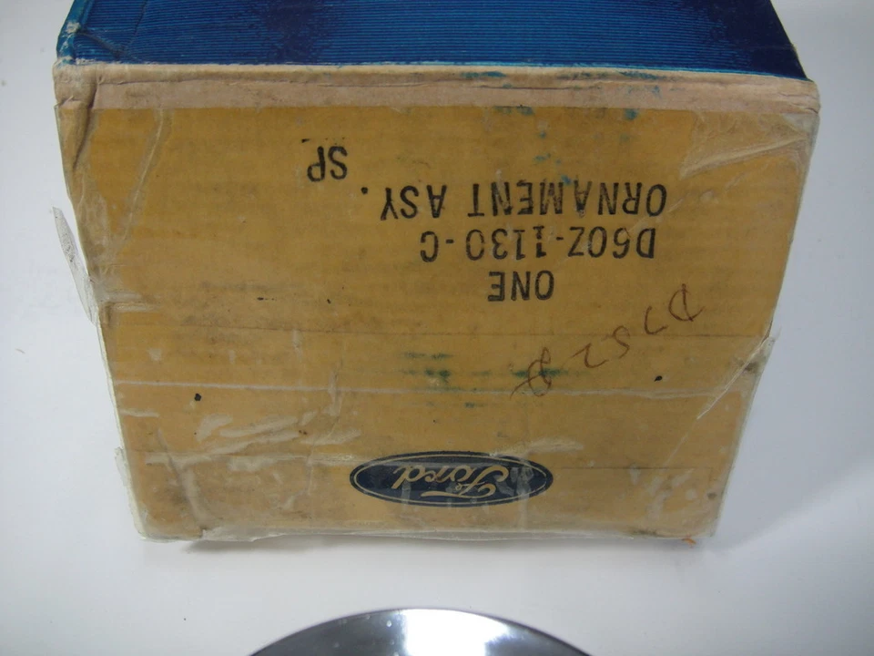 Ford Torino 1976 77-79 LTD II - adorno - tapacubos central - nuevo de stock Foto 2 de 4