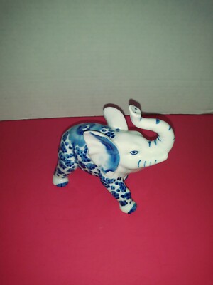 VINTAGE CHINESE CERAMIC BLUE WHITE ELEPHANT. NEW