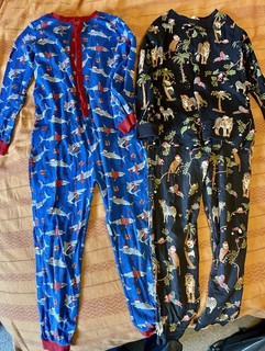 Jungen Weihnachten Pyjama Paket Alter 9 10 | FatFace Hai Einteiler & M&S Jungle PJs