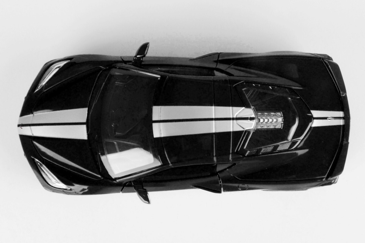 2020 Chevrolet Corvette C8 Stingray Black 1:24 Diecast Model
