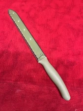 THE PAMPERED CHEF SERRATED BREAD KNIFE (k17)
