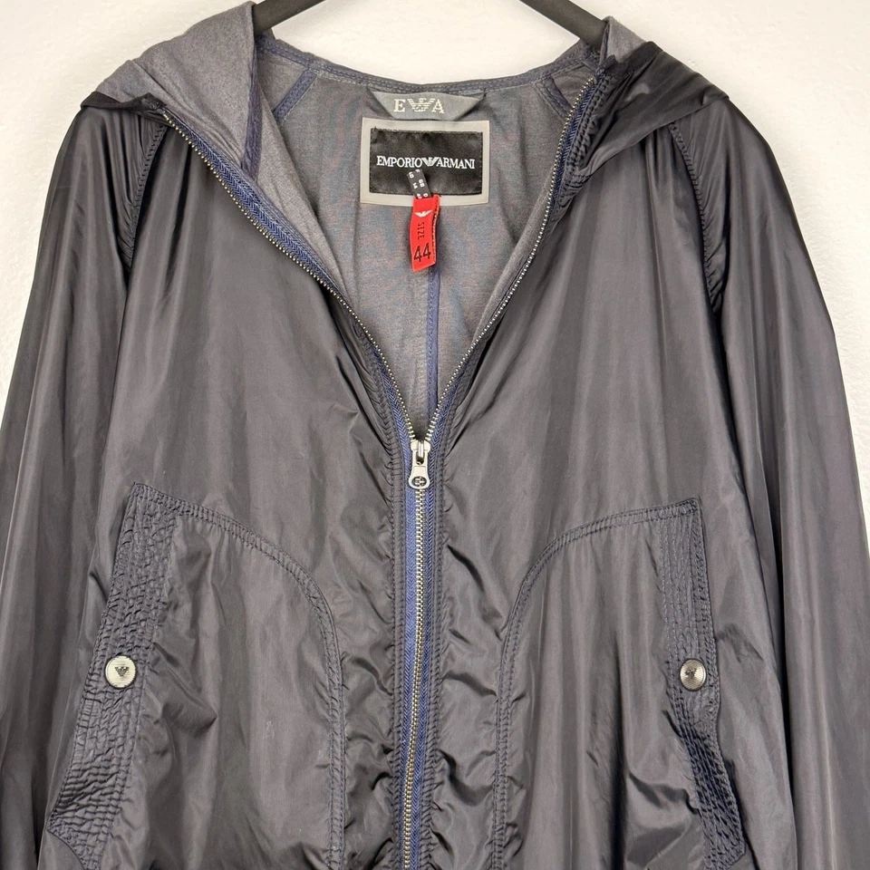 Cortavientos Emporio Armani Para Hombres Azul Marino Talla Mediana Terciopelo Cremallera Acento Rojo Logo Foto 2 de 4