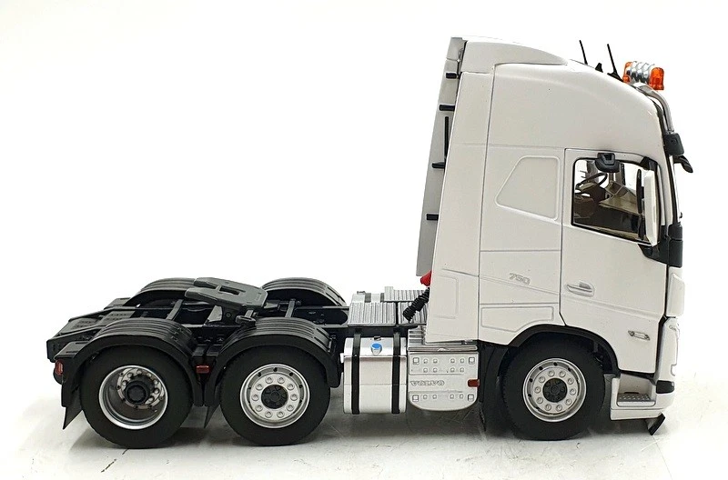 Marge Models 1/32 Scale 2321-01 - Volvo FH5 6x2 Truck - Clear White - Image 3 of 4