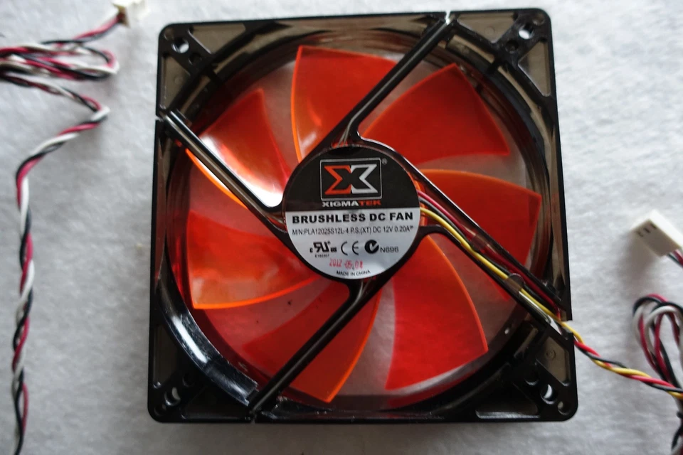 4x 120mm Lüfter, einer davon mit LED - Bild 4 von 4