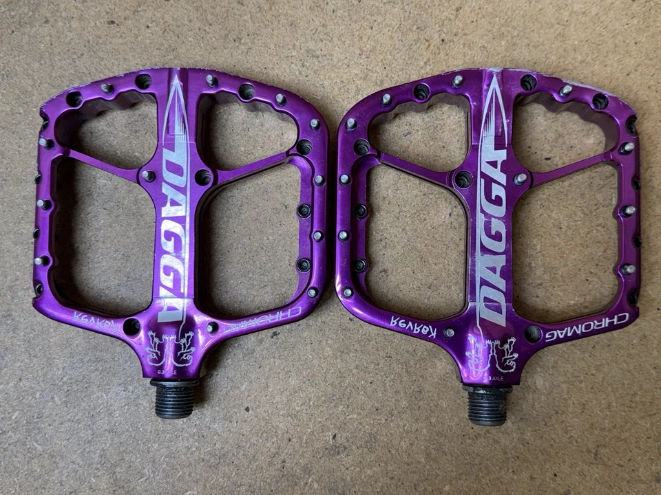 Pedales de plataforma Chromag Dagga 9/16" cuerpo cóncavo de aluminio 24 pasadores sintonizables púrpura Foto 3 de 4