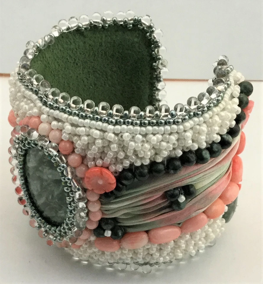 PULSERA BRAZALETE CON CUENTAS A MANO SEDA SHIBORI CORAL ROSA Y SERAFINITA VERDE SALVIA   Foto 4 de 4