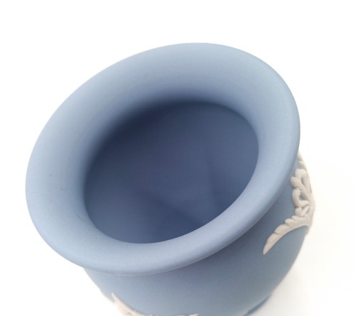 Wedgwood Jasperware Vase Small Decorative Vase 10 cm (3.9") tall - Picture 7 of 9