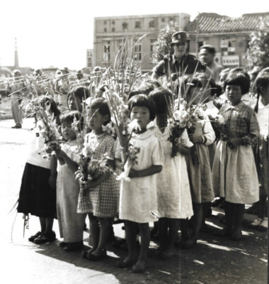 Foto Seoul Korea Koreakrieg Kinder Blumen Militär Soldaten Trompeten 1951.