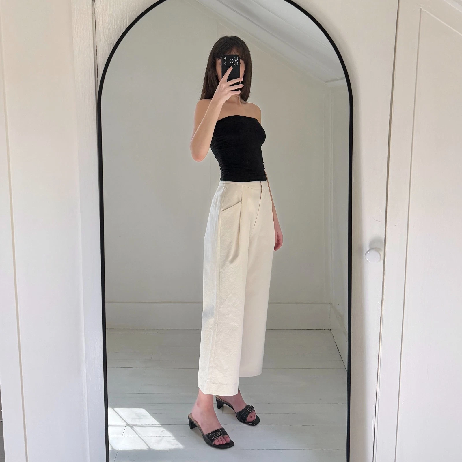 Something To Hold Caravan Wide Leg Cropped Trousers in Natural NWT Size S $155
Opens in a new window