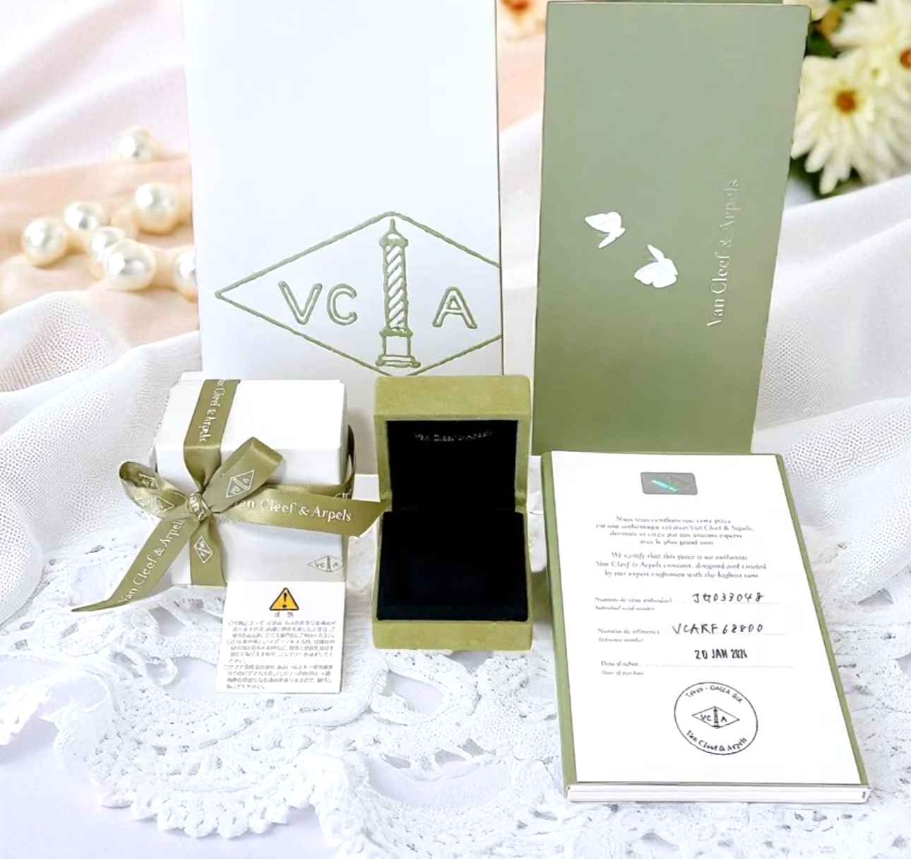 Van Cleef & Arpels Sweet Alhambra Bracelet empty case w/ warranty card Gift set